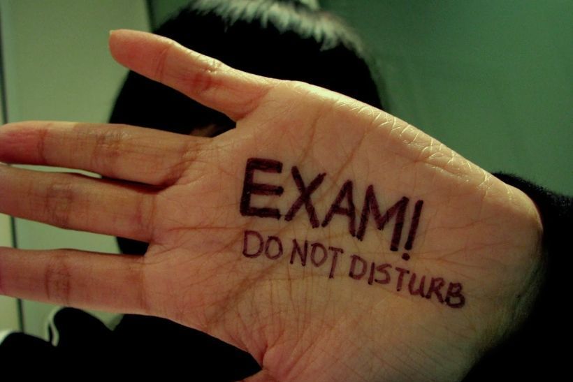 Σχολικές εξετάσεις: Οι 4 ερωτήσεις που δείχνουν αν μεταδίδεις το άγχος σου στο παιδί