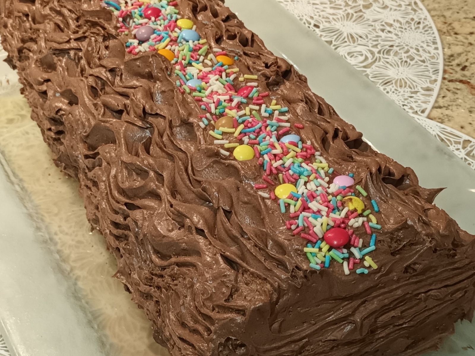 Αφράτος σοκολατένιος κορμός με παντεσπάνι και μερέντα