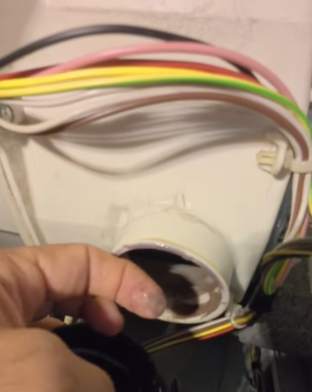 Τα πιο βρώμικα σημεία του πλυντηρίου που λερώνουν τα ρούχα και το κάνουν να βρωμάει – Πώς να τα καθαρίσεις