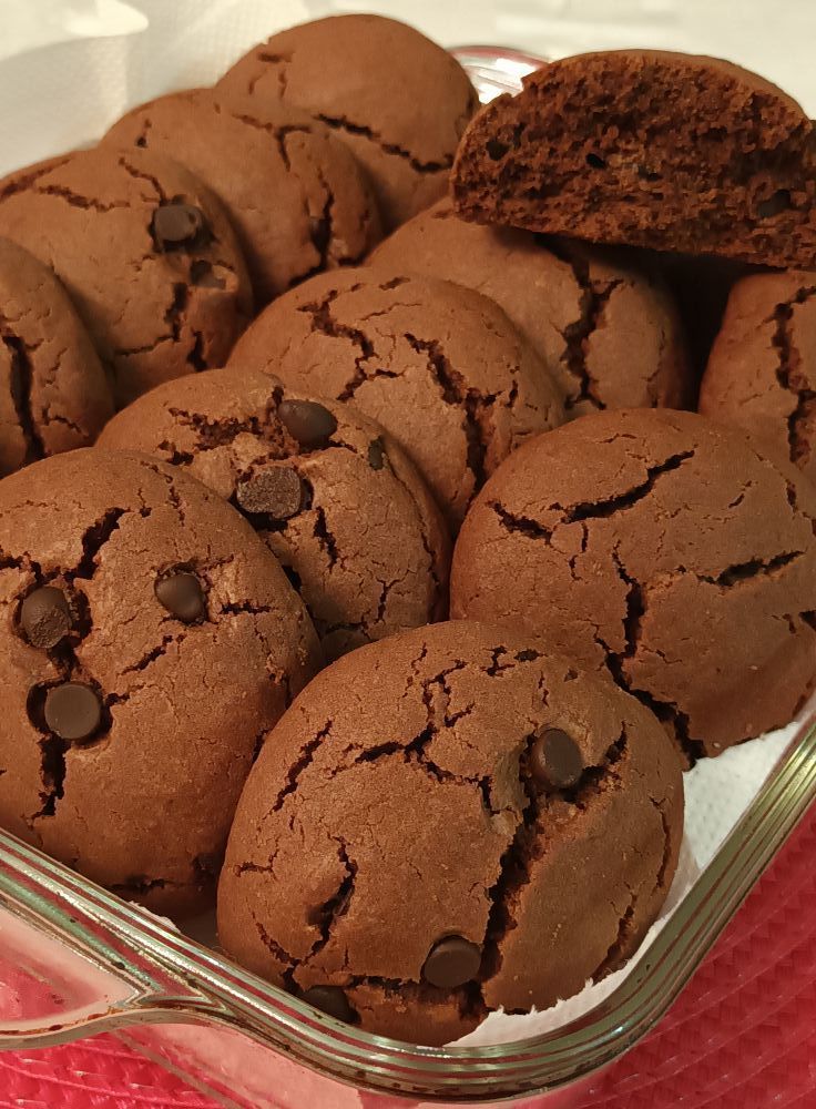 Τραγανά cookies με κομματάκια σοκολάτας