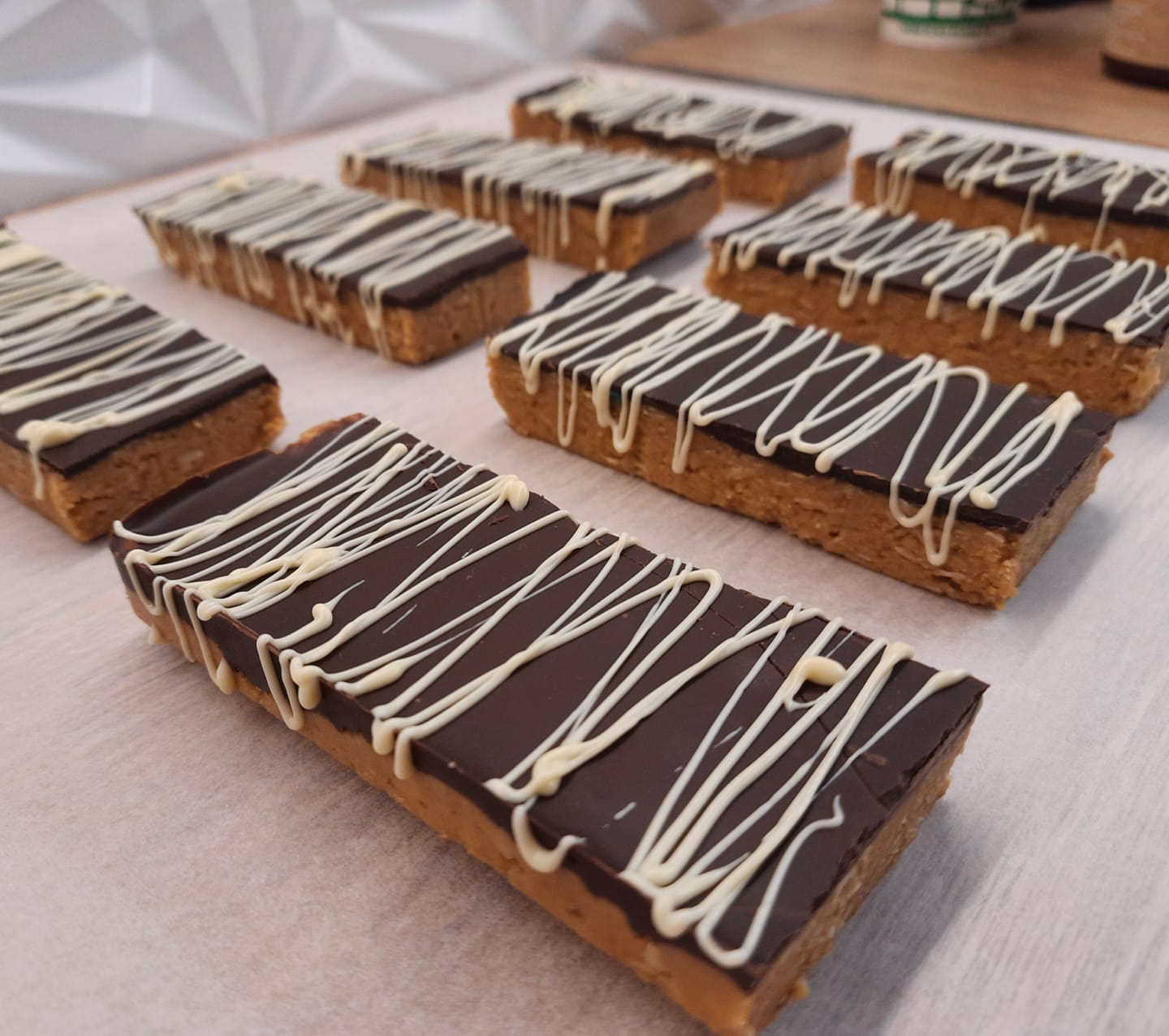 Χορταστικές μπάρες φυστικοβούτυρου με επικάλυψη σοκολάτας