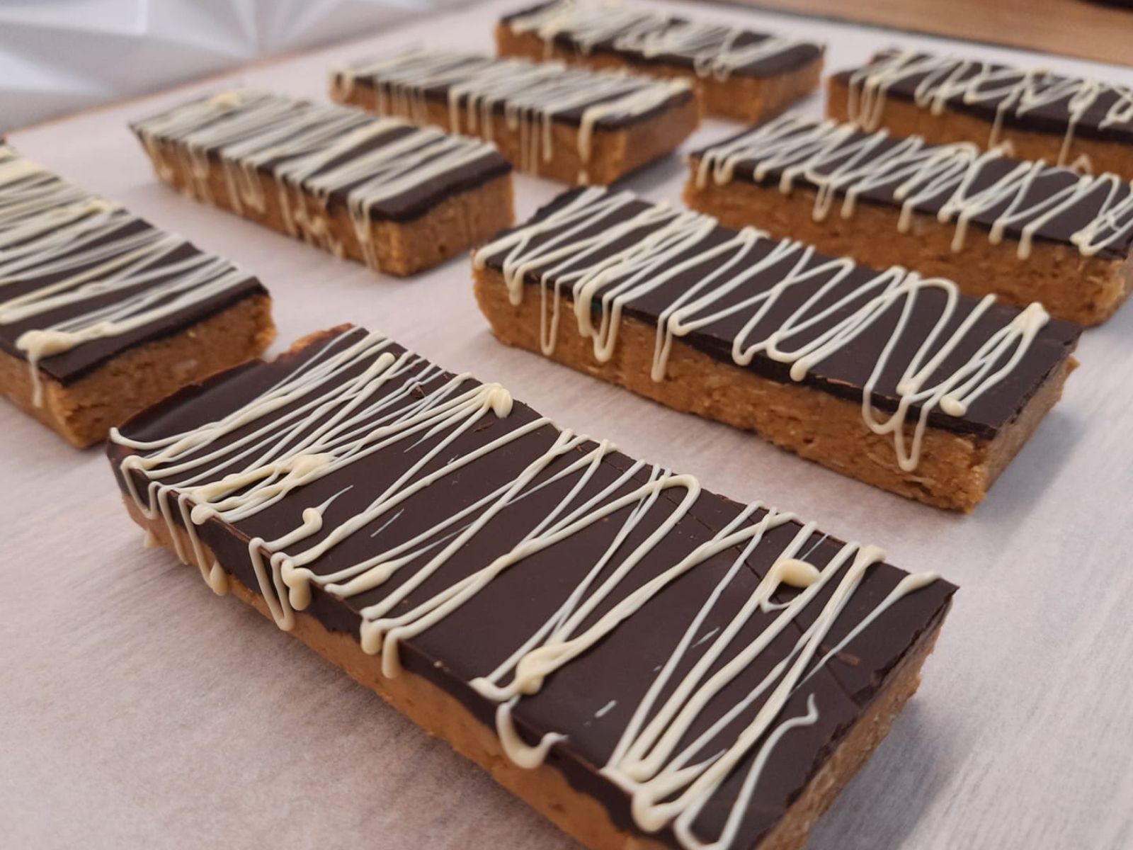 Χορταστικές μπάρες φυστικοβούτυρου με επικάλυψη σοκολάτας