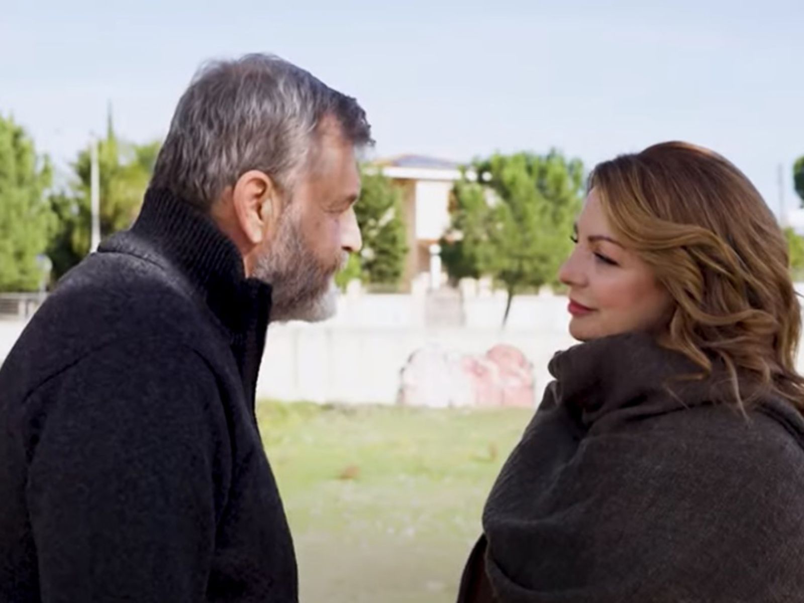 Η Γη της Ελιάς: Ο Τζον λέει στην Αθηνά για την απιστία του με την Ιουλία κι εκείνη πηγαίνει στο Στάθη και του τα λέει όλα