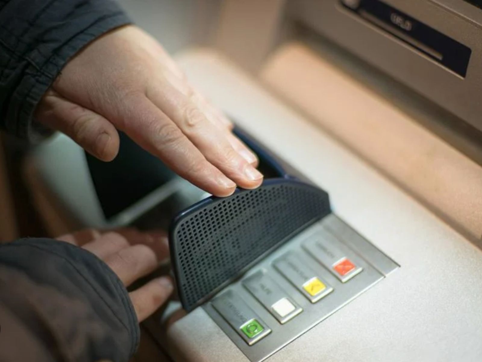 Κάθε φορά που κάνετε ανάληψη από ATM πατήστε αυτό το πλήκτρο για να αποφύγετε απάτες