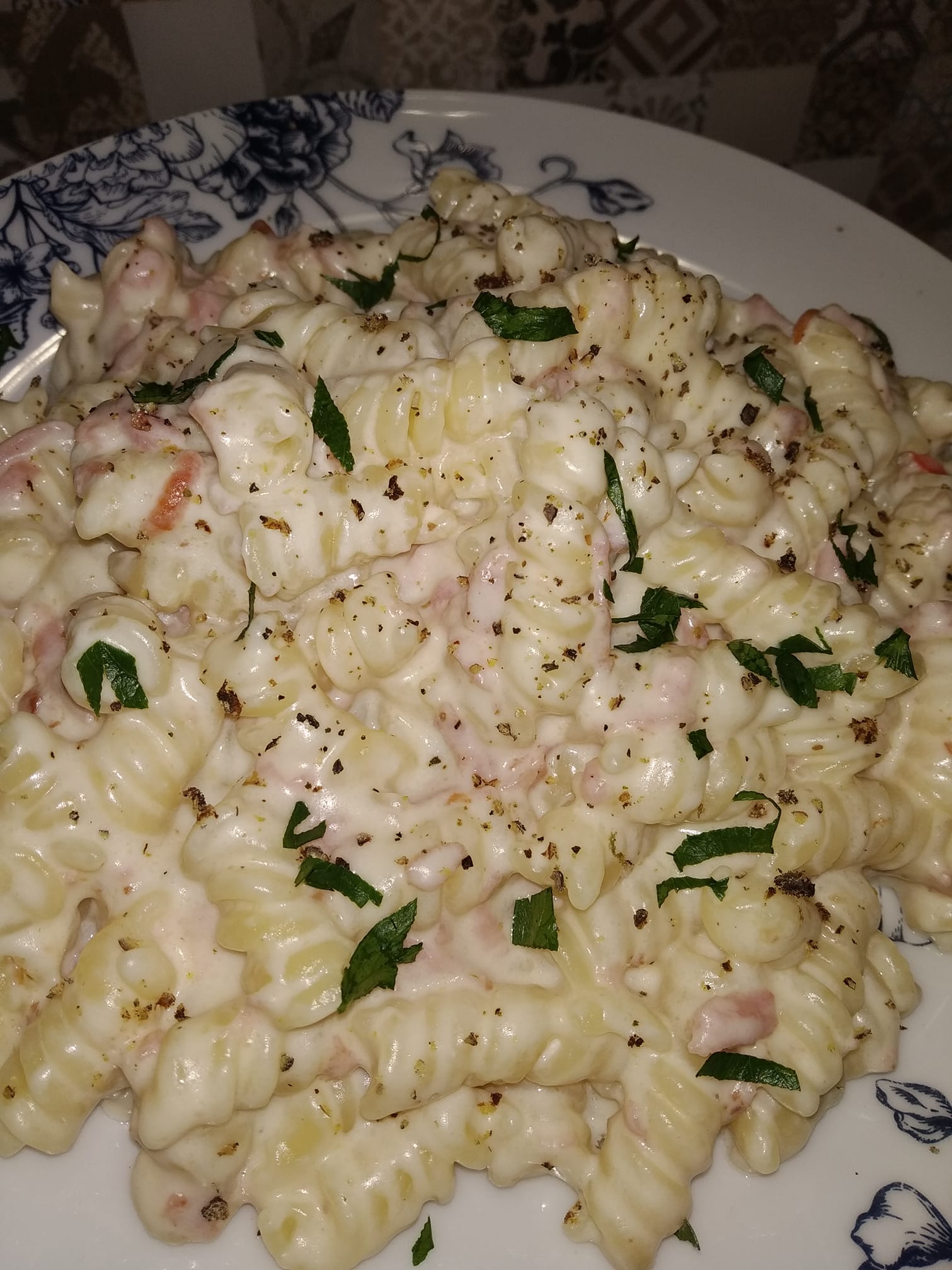 Λαχταριστή μακαρονάδα με βίδες κρέμα γάλακτος και ρεγκάτο