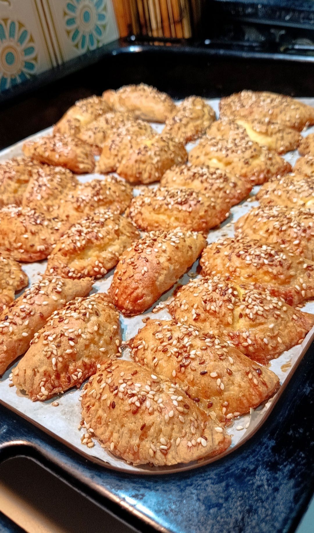 Νόστιμα τυροπιτάκια κουρού με φέτα και σκληρό τυρί