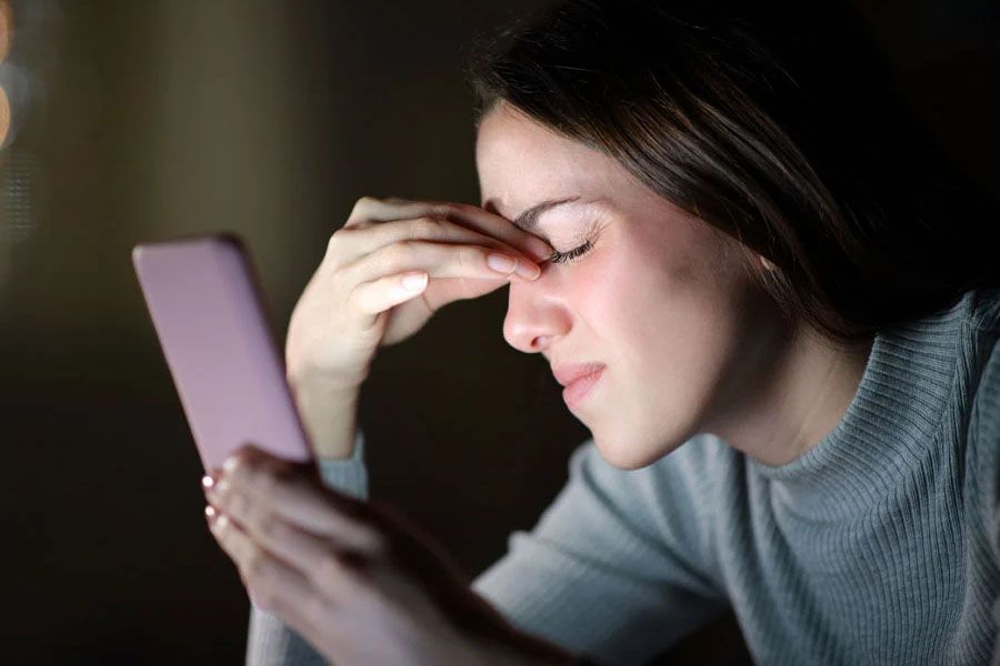 Η υπερέκθεση της Gen Z στις οθόνες δημιούργησε νέα επιδημία – Ομίχλη εγκεφάλου και αίσθημα εξουθένωσης