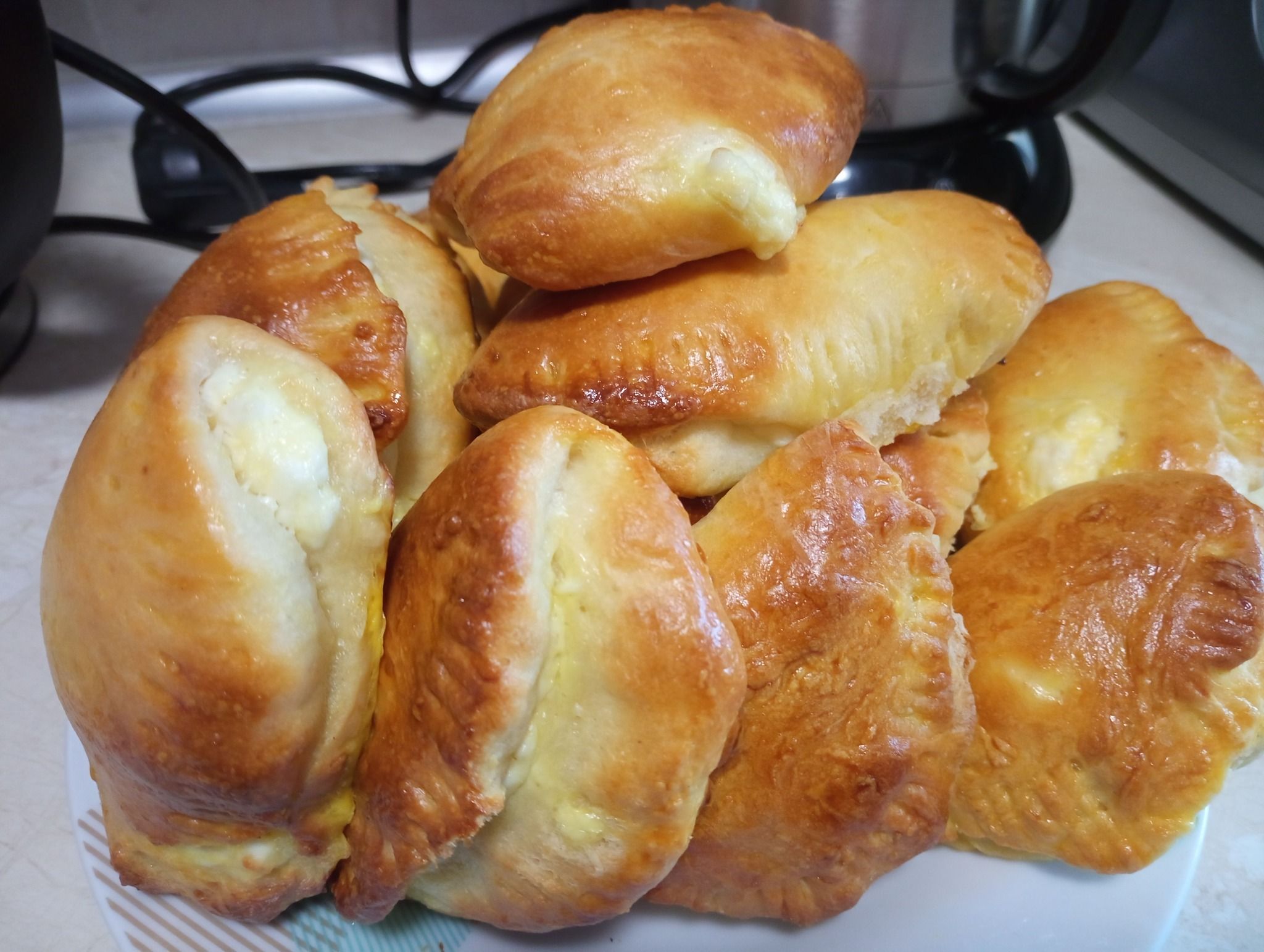 Αφράτα και φουσκωτά τυροπιτάκια κουρού με φέτα και κεφαλοτύρι για το σχολείο