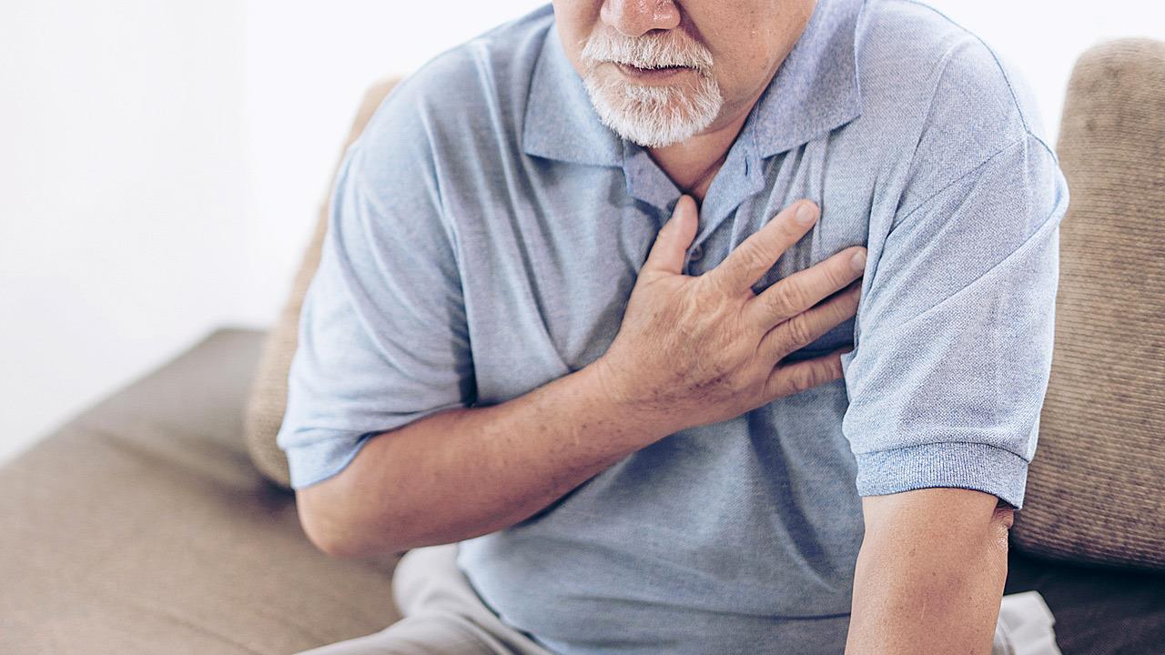 άντρας-που-παθαίνει-έμφραγμα- άντρας-που-παθαίνει-έμφραγμα-