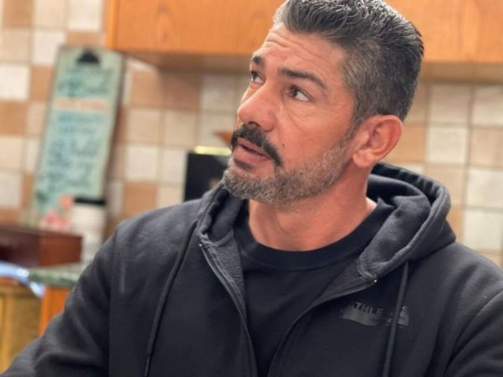 Η Γη της Ελιάς : O Αποστόλης χαροπαλεύει και κανείς δεν είναι στο πλευρό του