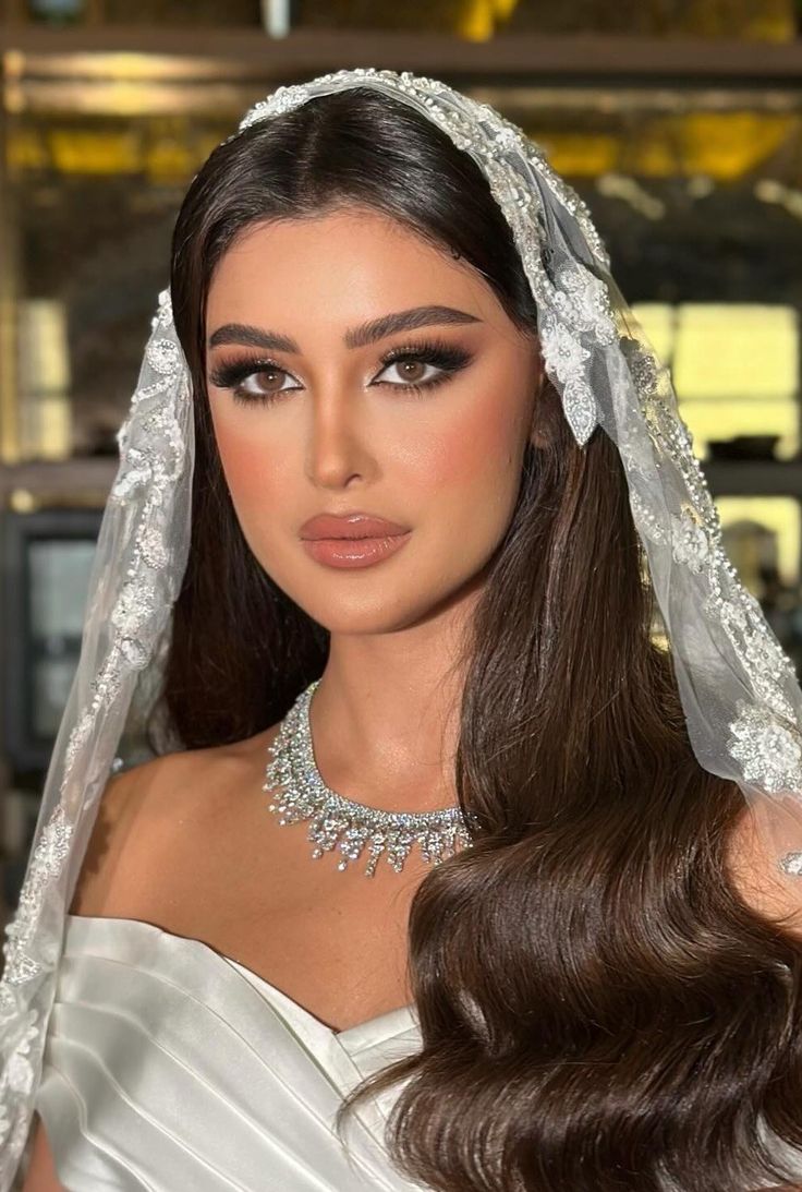 Ιδέες για νυφικά χτενίσματα: Όλες οι κυρίαρχες τάσεις για το 2025