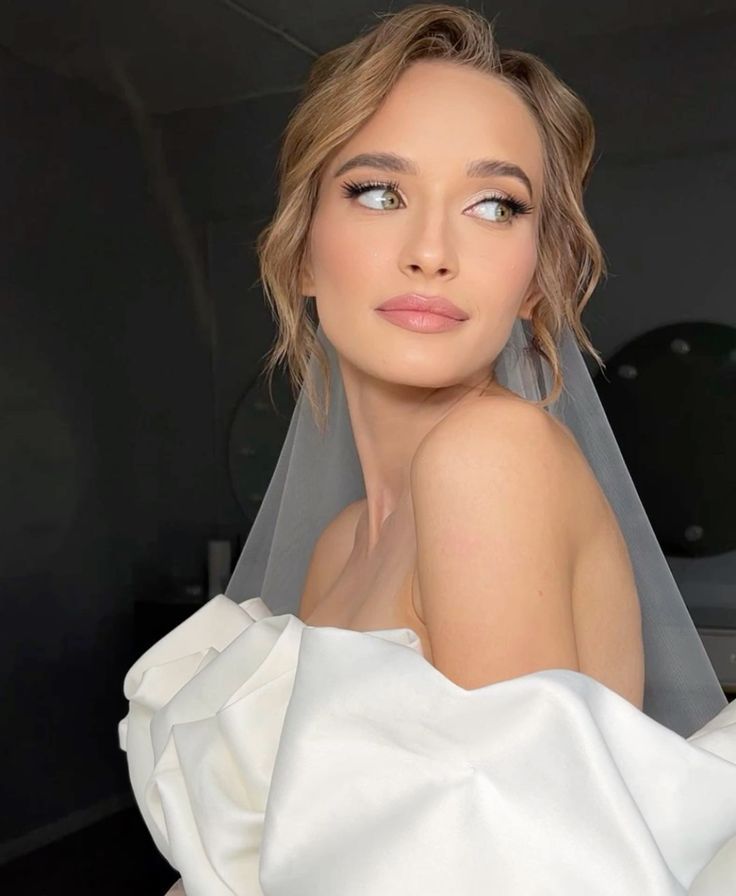 Ιδέες για νυφικά χτενίσματα: Όλες οι κυρίαρχες τάσεις για το 2025