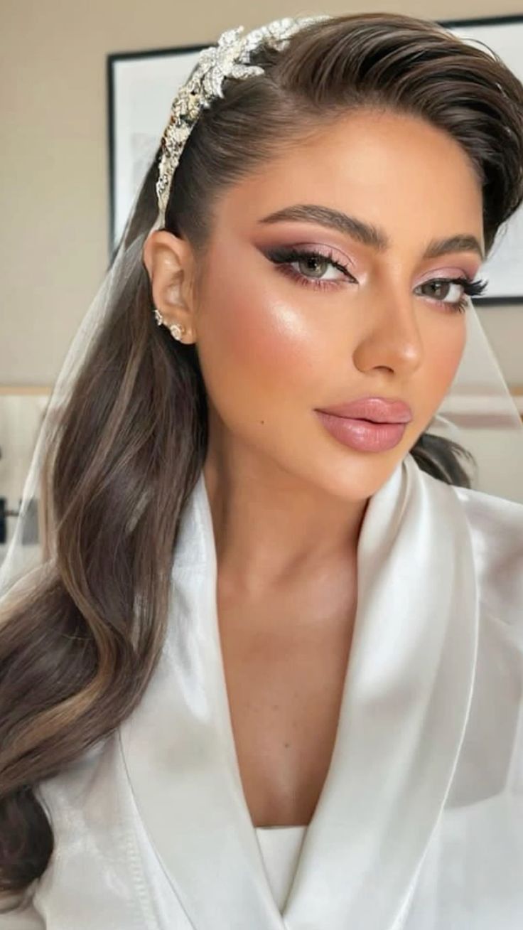 Ιδέες για νυφικά χτενίσματα: Όλες οι κυρίαρχες τάσεις για το 2025