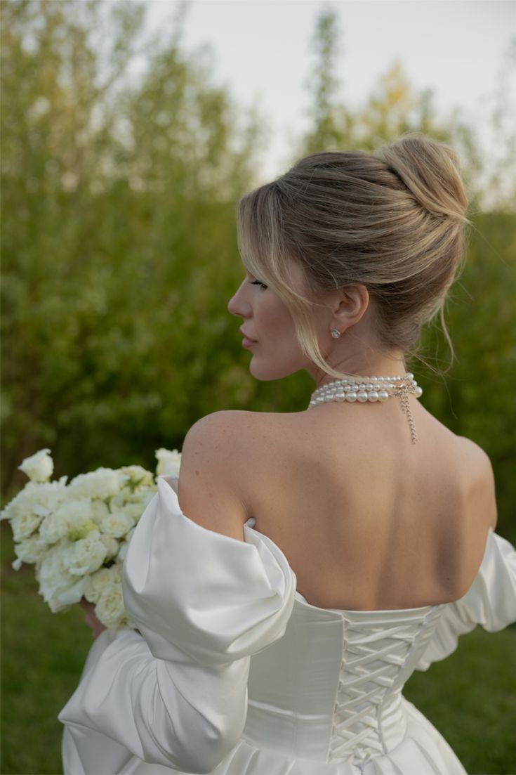 Ιδέες για νυφικά χτενίσματα: Όλες οι κυρίαρχες τάσεις για το 2025