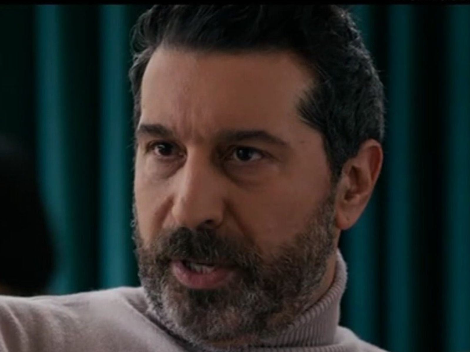 Παιχνίδια Εκδίκησης : Με τί κρατα στο χέρι ο Στέφανός την Βάνα;