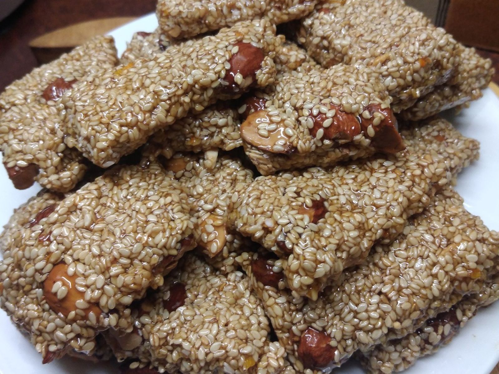 Τραγανό παστέλι με σουσάμι και ολόκληρα αμύγδαλα