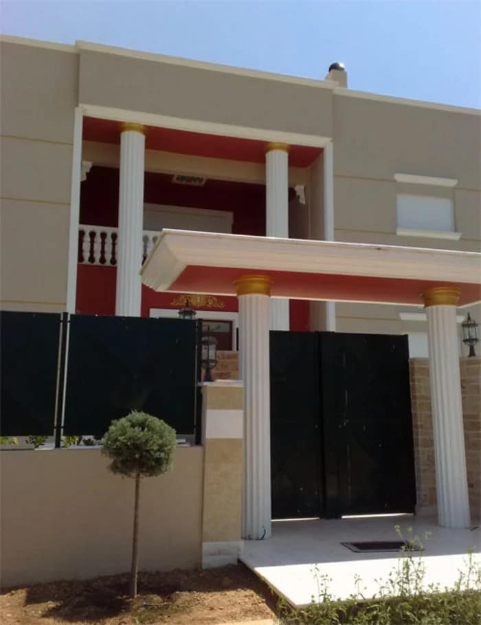 Η βίλα του Νότη Σφακιανάκη στα νότια προάστια μοιάζει με ανάκτορο – Οι κολόνες στις πόρτες που θυμίζουν αρχαία Ελλάδα