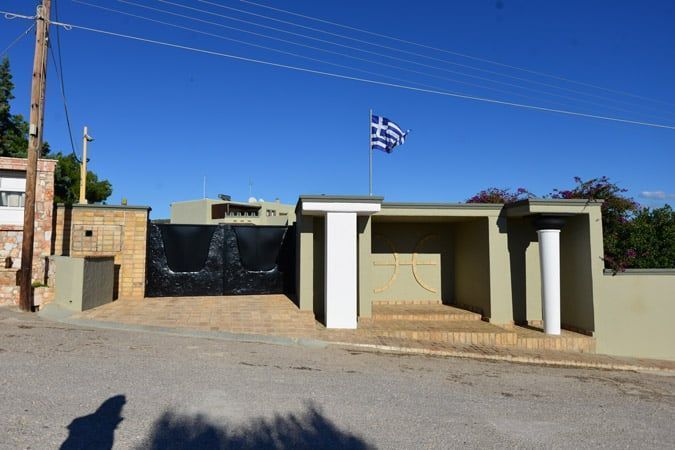 Η βίλα του Νότη Σφακιανάκη στα νότια προάστια μοιάζει με ανάκτορο – Οι κολόνες στις πόρτες που θυμίζουν αρχαία Ελλάδα