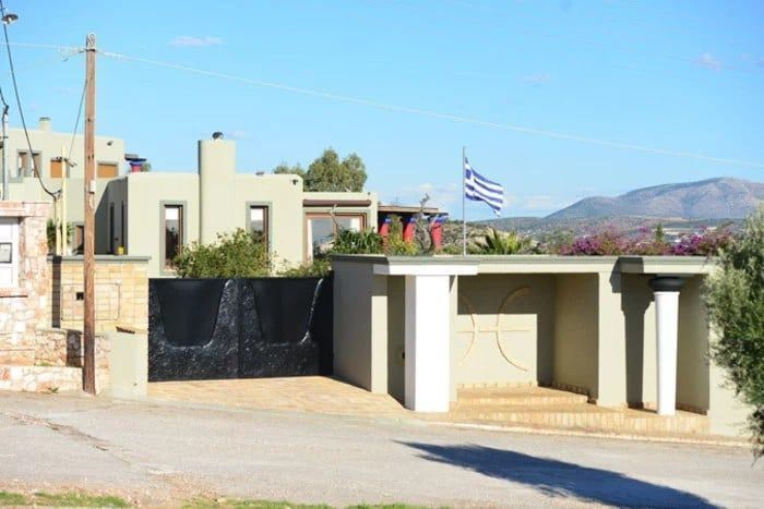 Η βίλα του Νότη Σφακιανάκη στα νότια προάστια μοιάζει με ανάκτορο – Οι κολόνες στις πόρτες που θυμίζουν αρχαία Ελλάδα