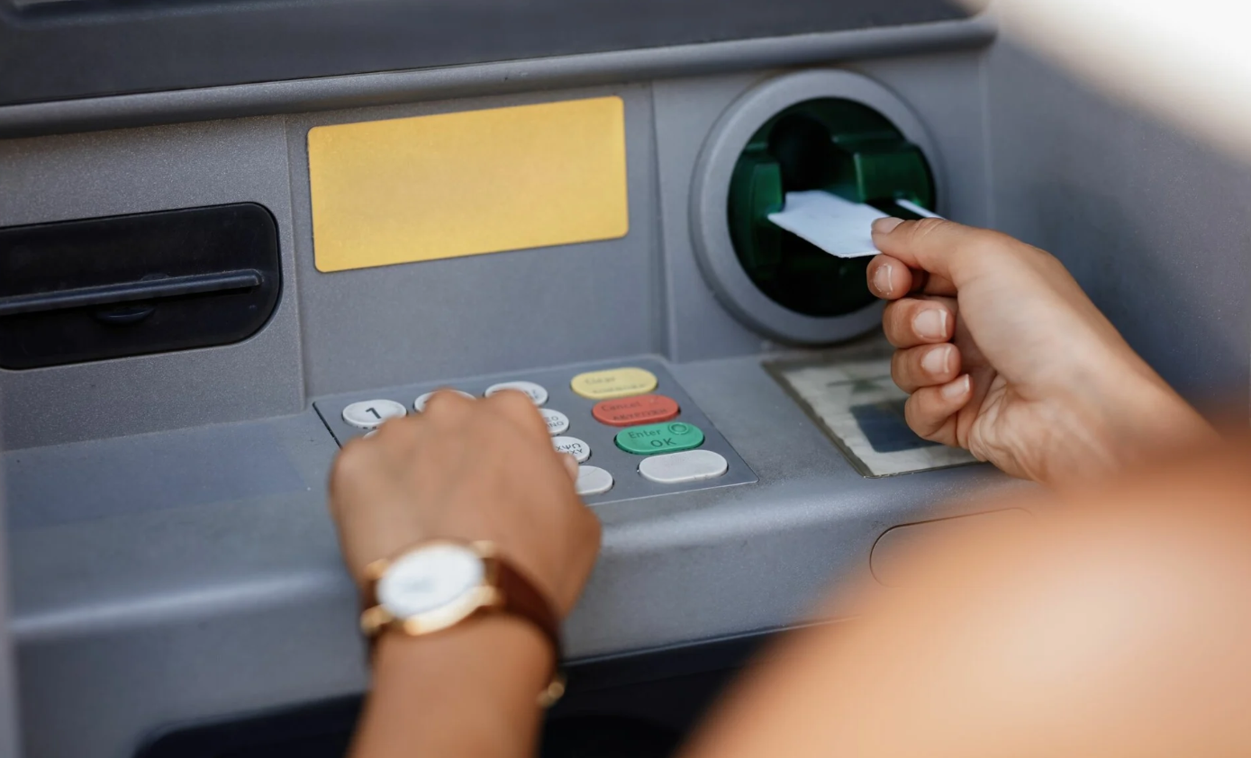 ATM: Ο πολύ σοβαρός λόγος που δεν πρέπει να βγάζεις χρήματα από το μηχάνημα εκτός ωραρίου