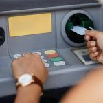 ATM: Ο πολύ σοβαρός λόγος που δεν πρέπει να βγάζεις χρήματα από το μηχάνημα εκτός ωραρίου