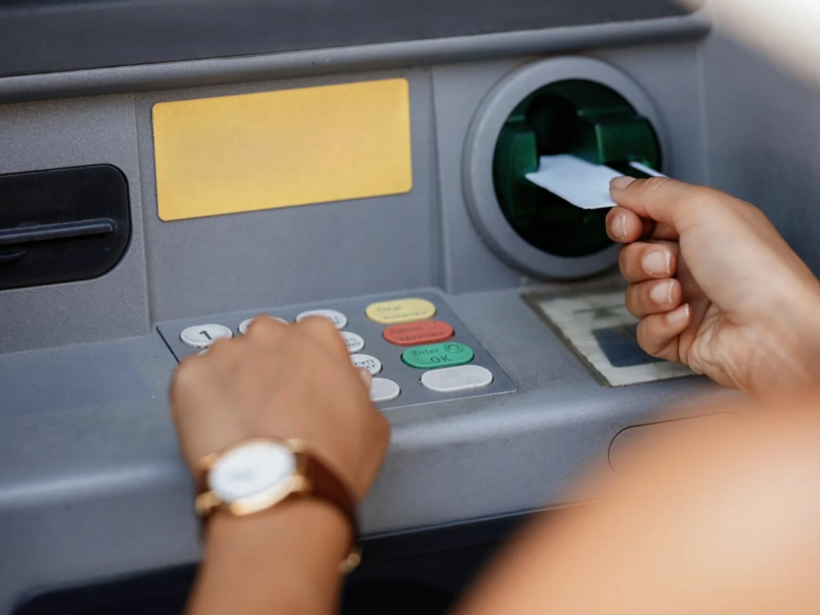 ATM: Ο πολύ σοβαρός λόγος που δεν πρέπει να βγάζεις χρήματα από το μηχάνημα εκτός ωραρίου