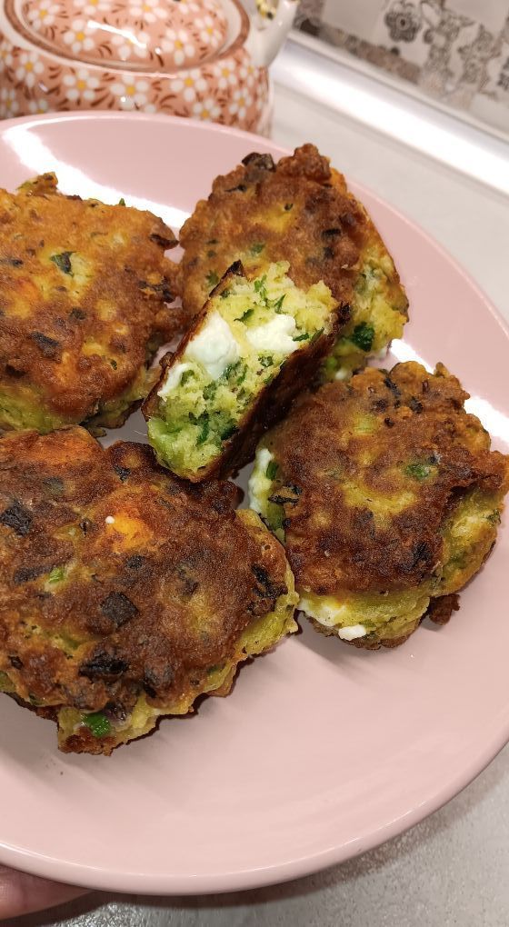 Αφράτα κρεμμυδοκεφτεδάκια με σπανάκι και φέτα