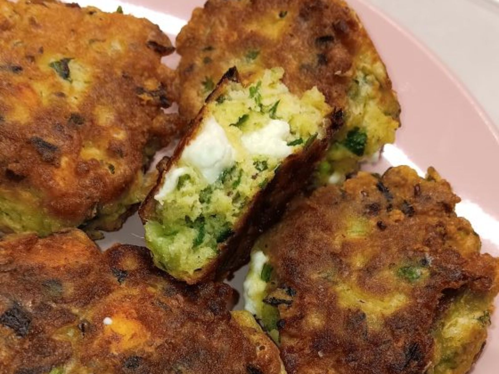 Αφράτα κρεμμυδοκεφτεδάκια με σπανάκι και φέτα