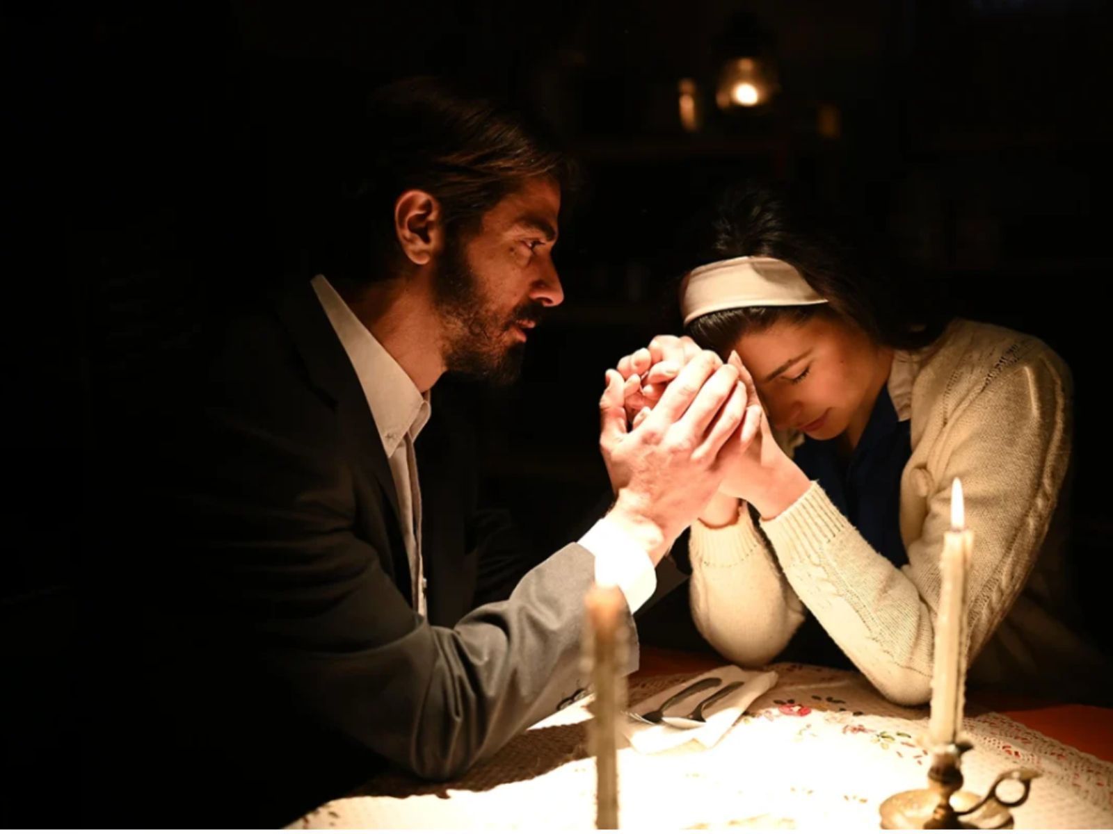 Άγιος Έρωτας: Ο κύριος δεν είναι ο μπαμπάς μου- Χλόη και Πατήρ Νικόλαος προσπαθούν να καλύψουν τα ίχνη τους