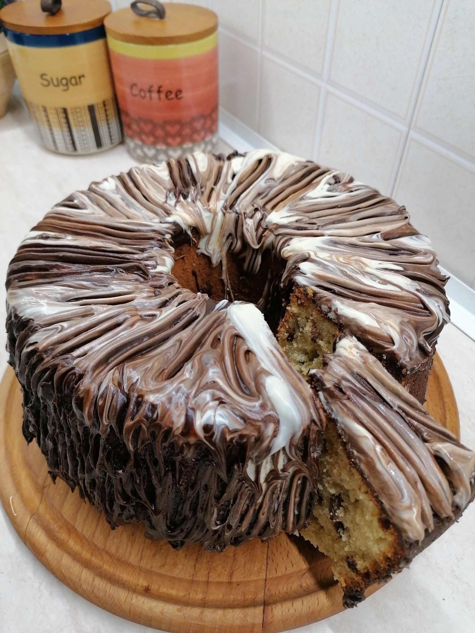 Φουσκωτό κέικ γιαουρτιού με καρύδα και γλάσο σοκολάτας