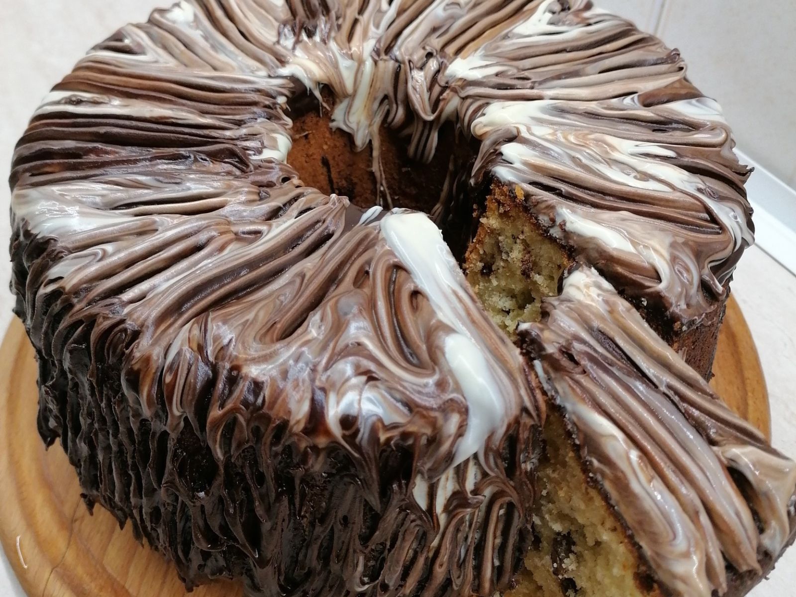 Φουσκωτό κέικ γιαουρτιού με καρύδα και γλάσο σοκολάτας