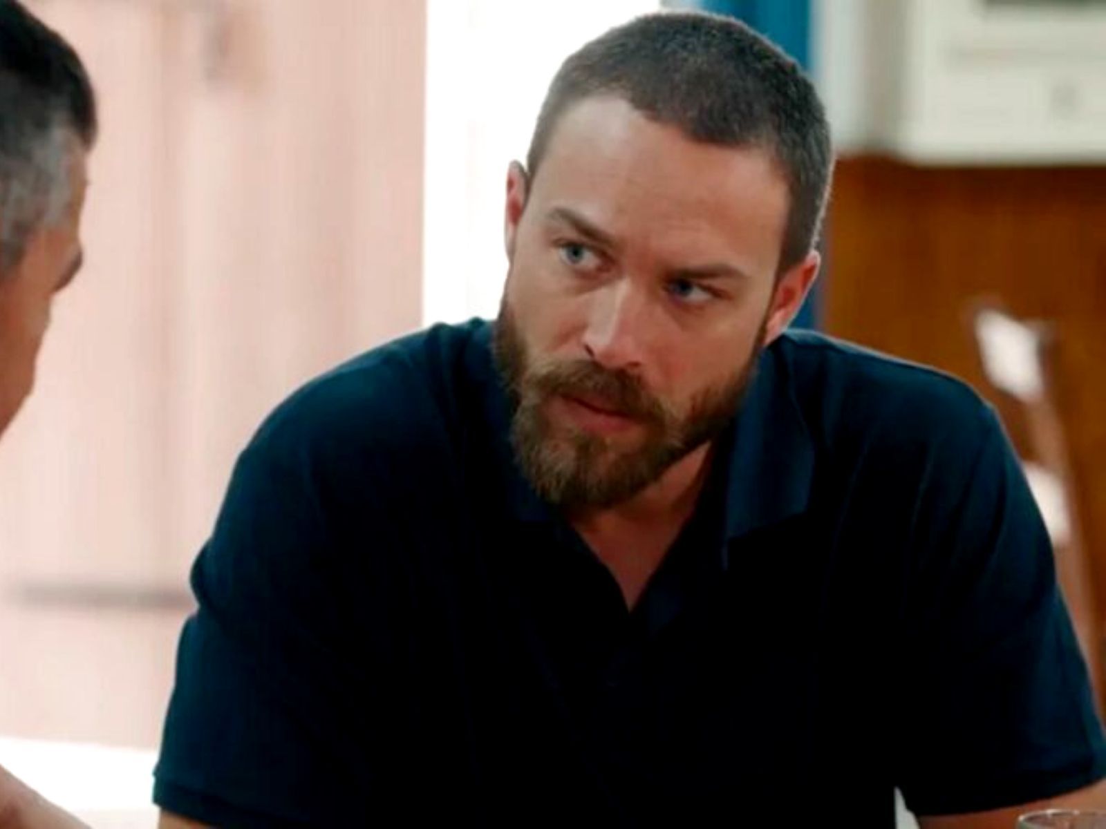 Η Γη τής Eλιας :Ο Μιχάλης σώζει μία κοπέλα από νταβατζήδες