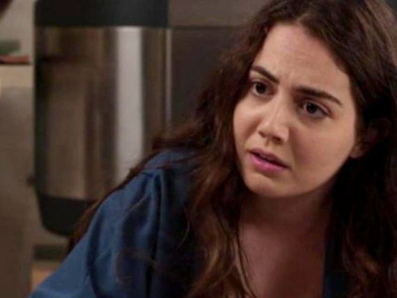 Η Γη της Ελιάς : Η Αννά πιάνει στα πράσα Πότη και Πολυξένη