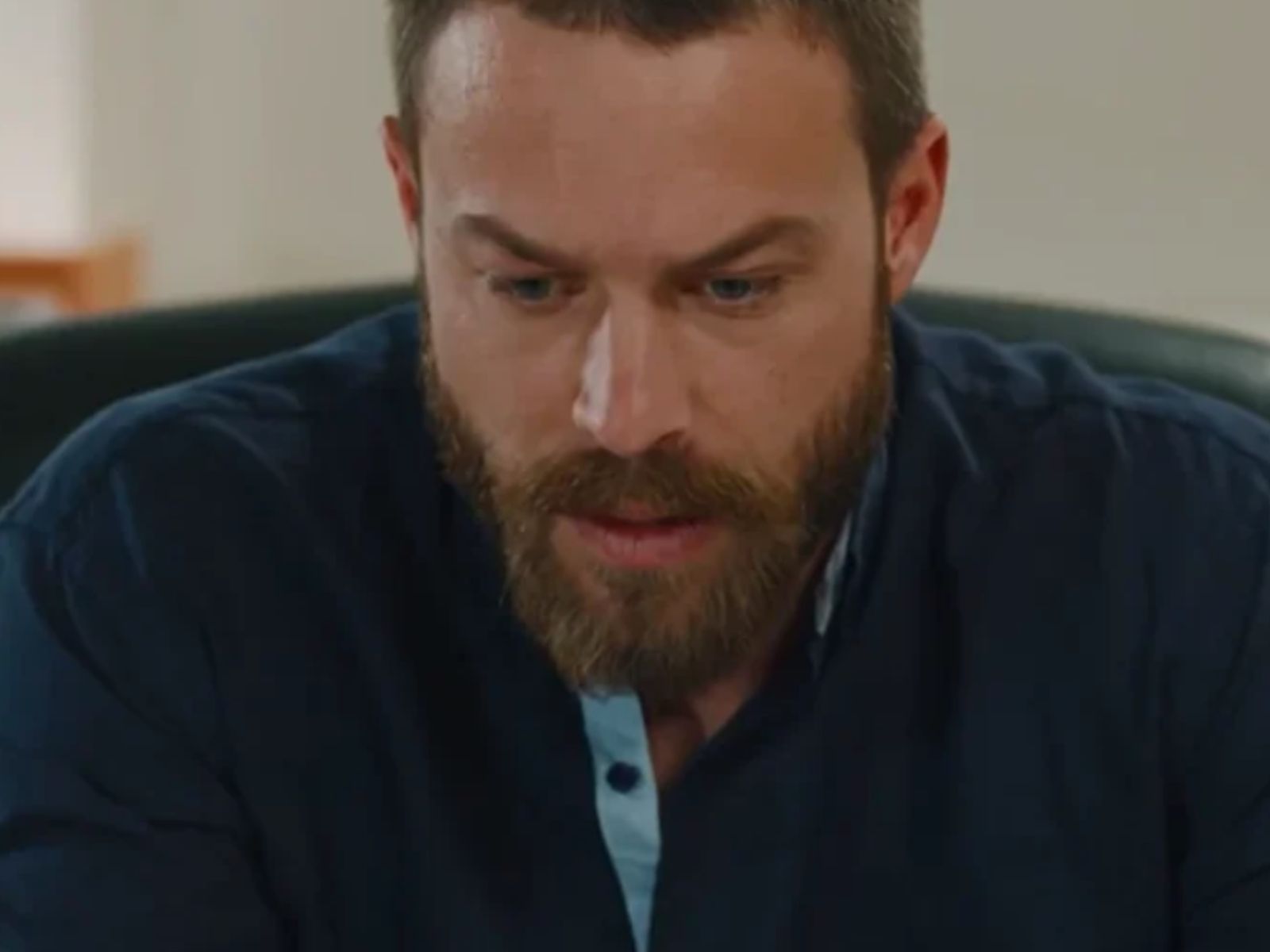 Η γη της ελιάς: Εντοπίζουν μια νεκρή γυναίκα μέσα στο σπίτι του Μιχάλη