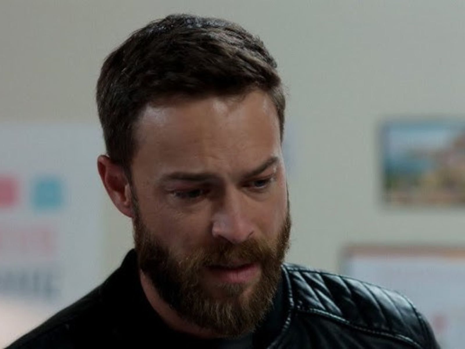 Η Γη της Ελιάς: Ο Μιχάλης σώζει ένα κορίτσι την Πετράνα που είναι θύμα trafficking