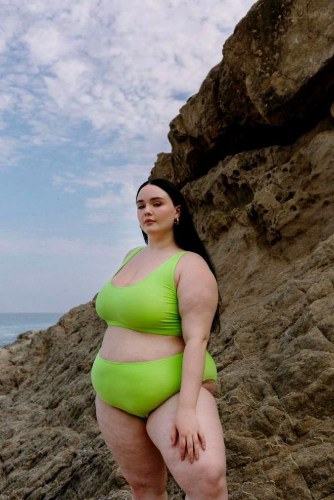 Plus size μαγιό: Όλες οι τάσεις το Καλοκαίρι 2025