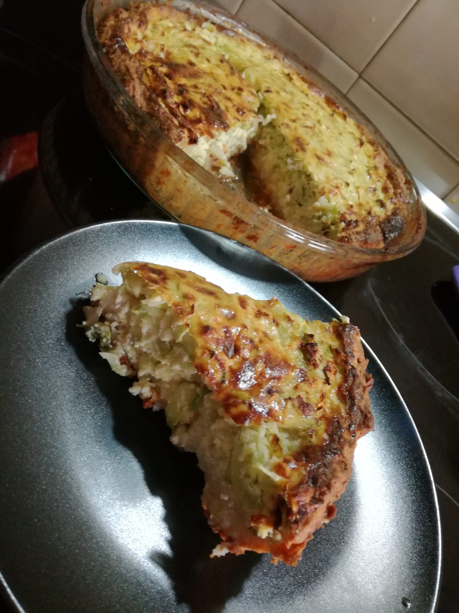 Αλμυρή τάρτα με κολοκυθάκια και γραβιέρα με σπιτική ζύμη