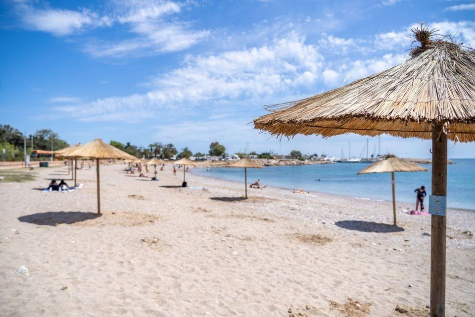 Αττική: Χωρίς Γαλάζια Σημαία φέτος αυτές οι παραλίες