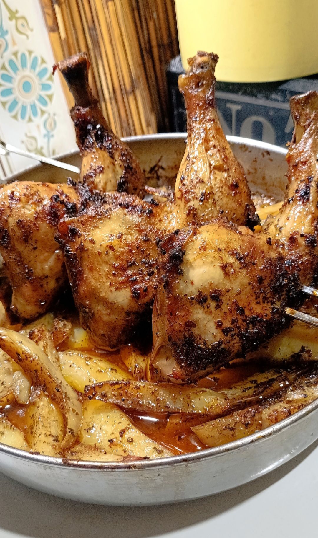 Ξεροψημένα μπούτια κοτόπουλο σαν σούβλας στο φούρνο με πατάτες