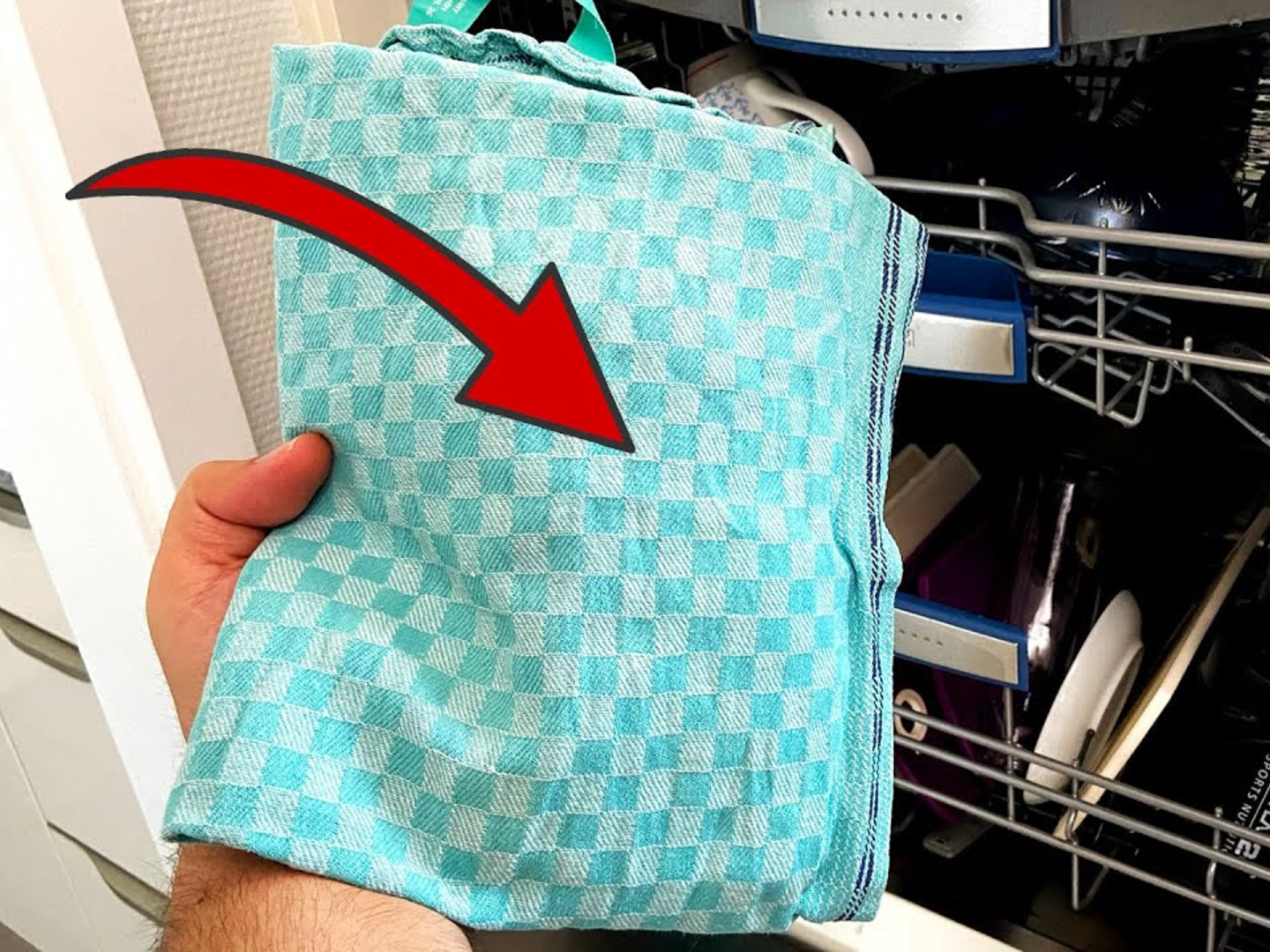 Πλυντήριο πιάτων – Τα οικονομικά κόλπα για να εξουδετερώσεις τις οσμές και να αστράψουν τα κουζινικά