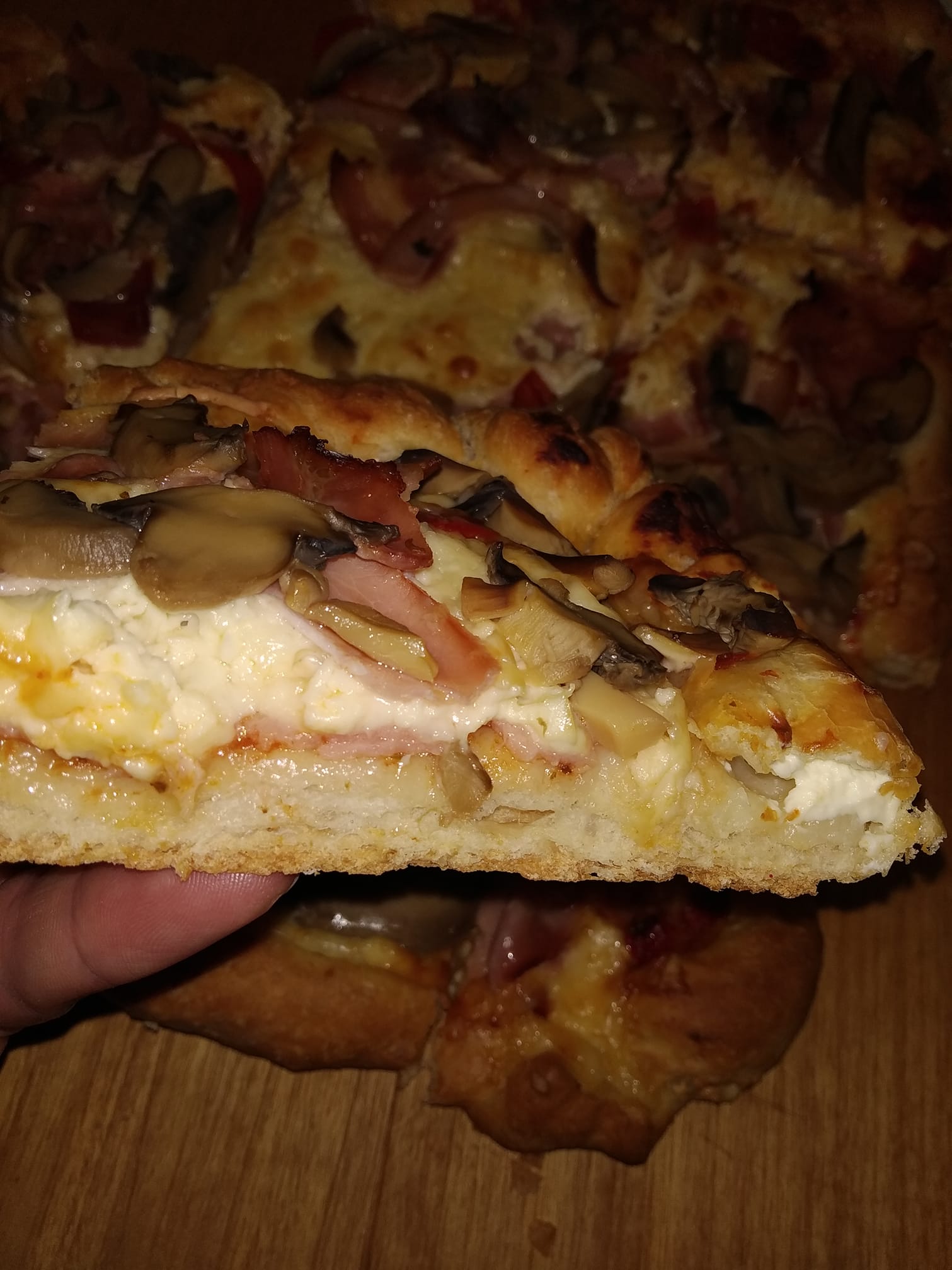 Σπέσιαλ πίτσα με πλούσια γέμιση και τυρί κρέμα στο στεφάνι