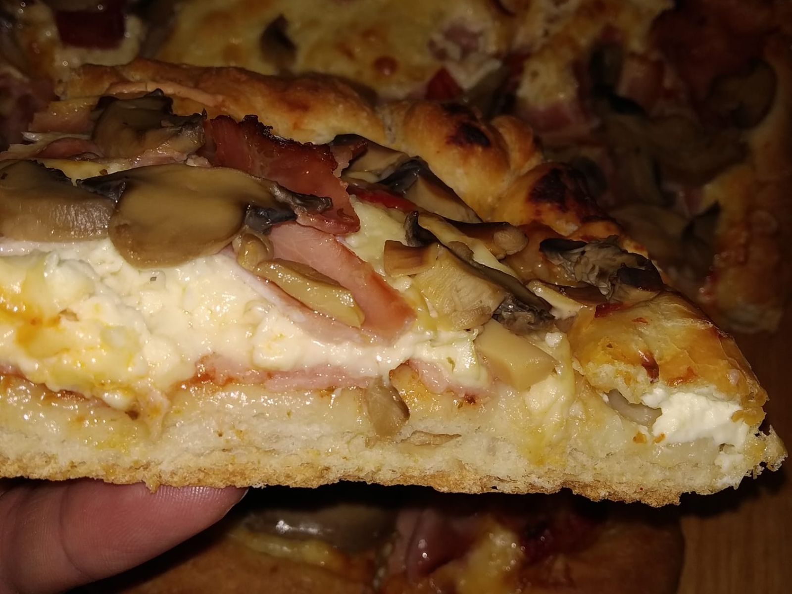 Σπέσιαλ πίτσα με πλούσια γέμιση και τυρί κρέμα στο στεφάνι