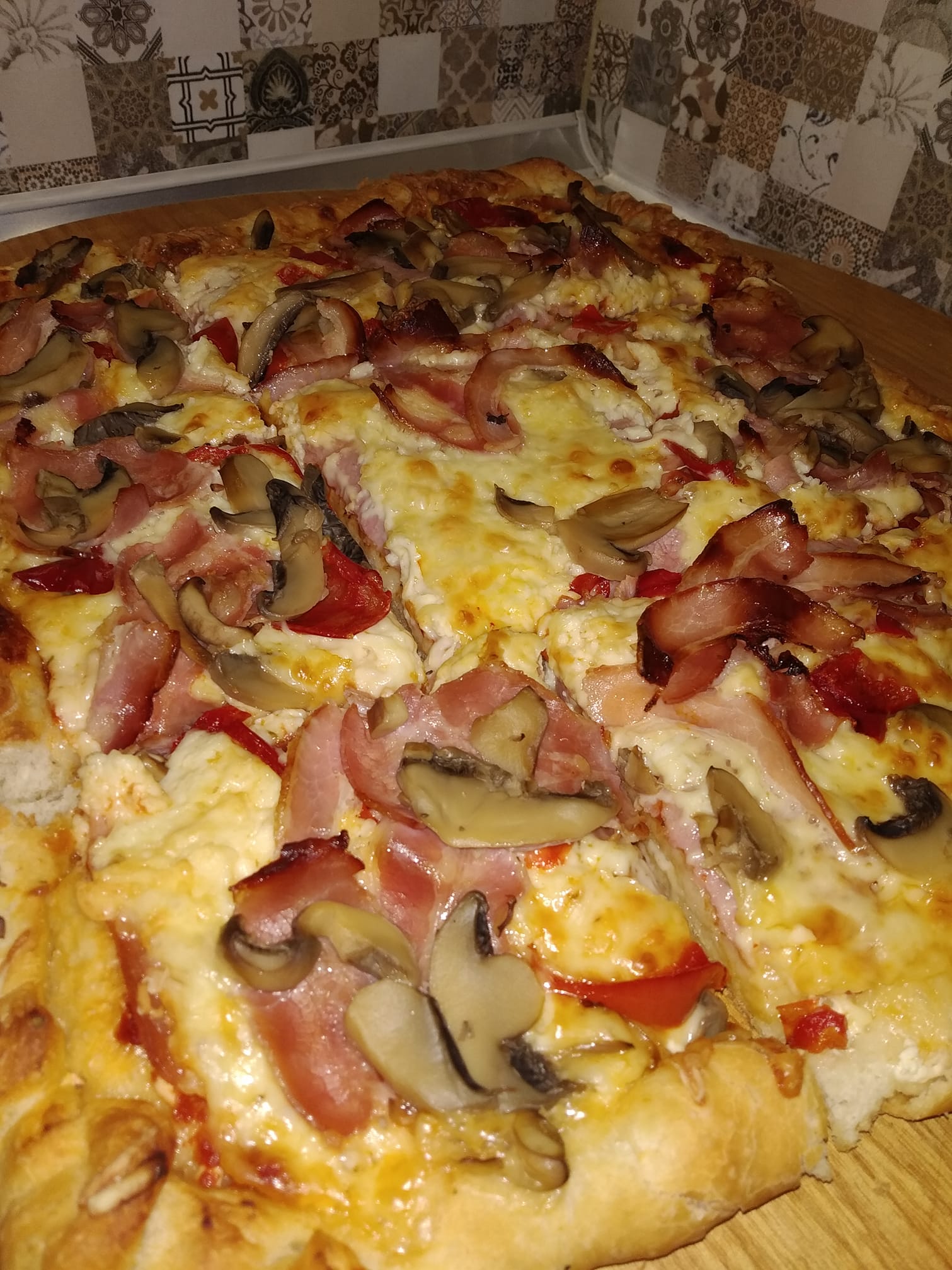 Σπέσιαλ πίτσα με πλούσια γέμιση και τυρί κρέμα στο στεφάνι