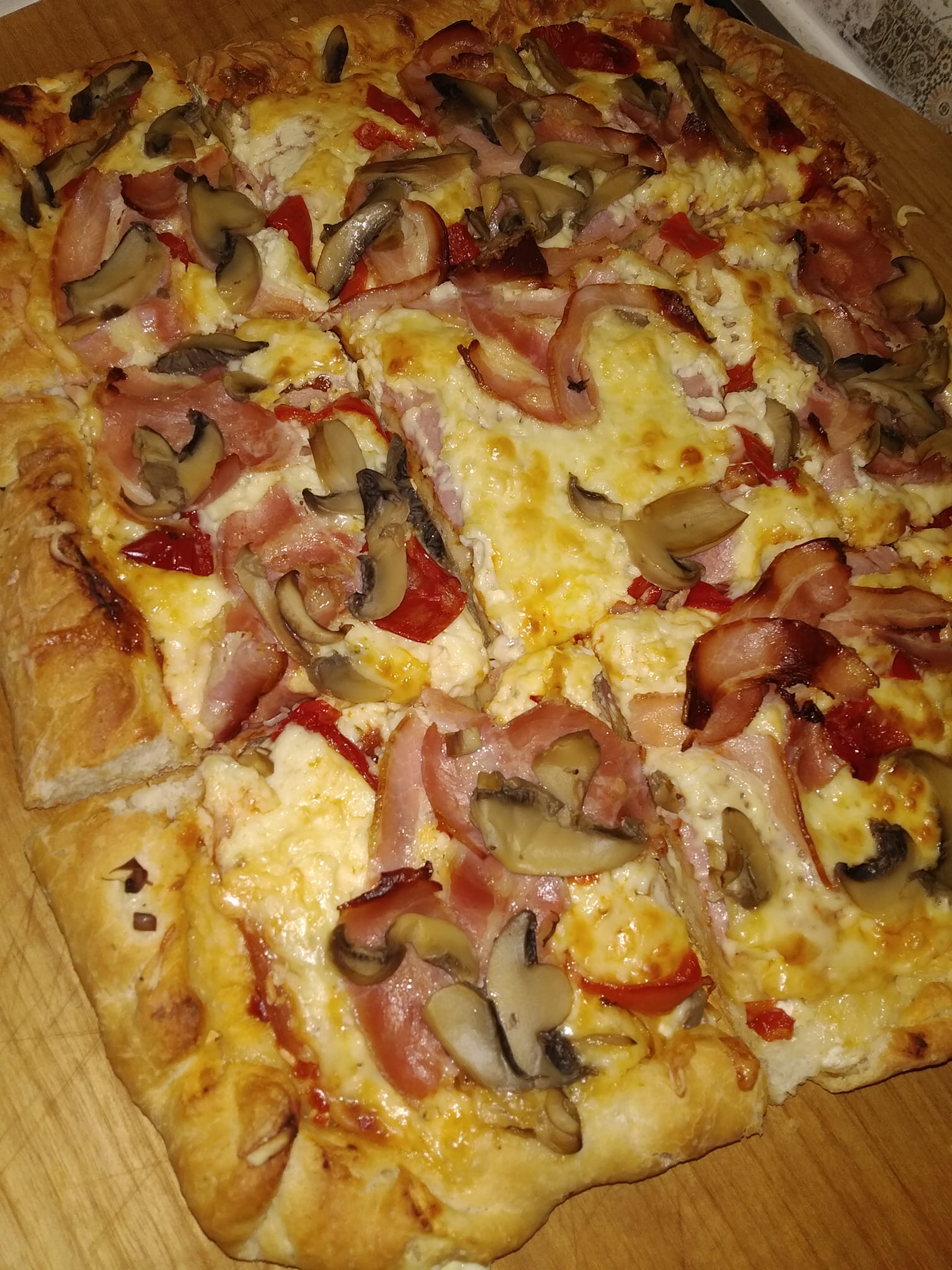 Σπέσιαλ πίτσα με πλούσια γέμιση και τυρί κρέμα στο στεφάνι