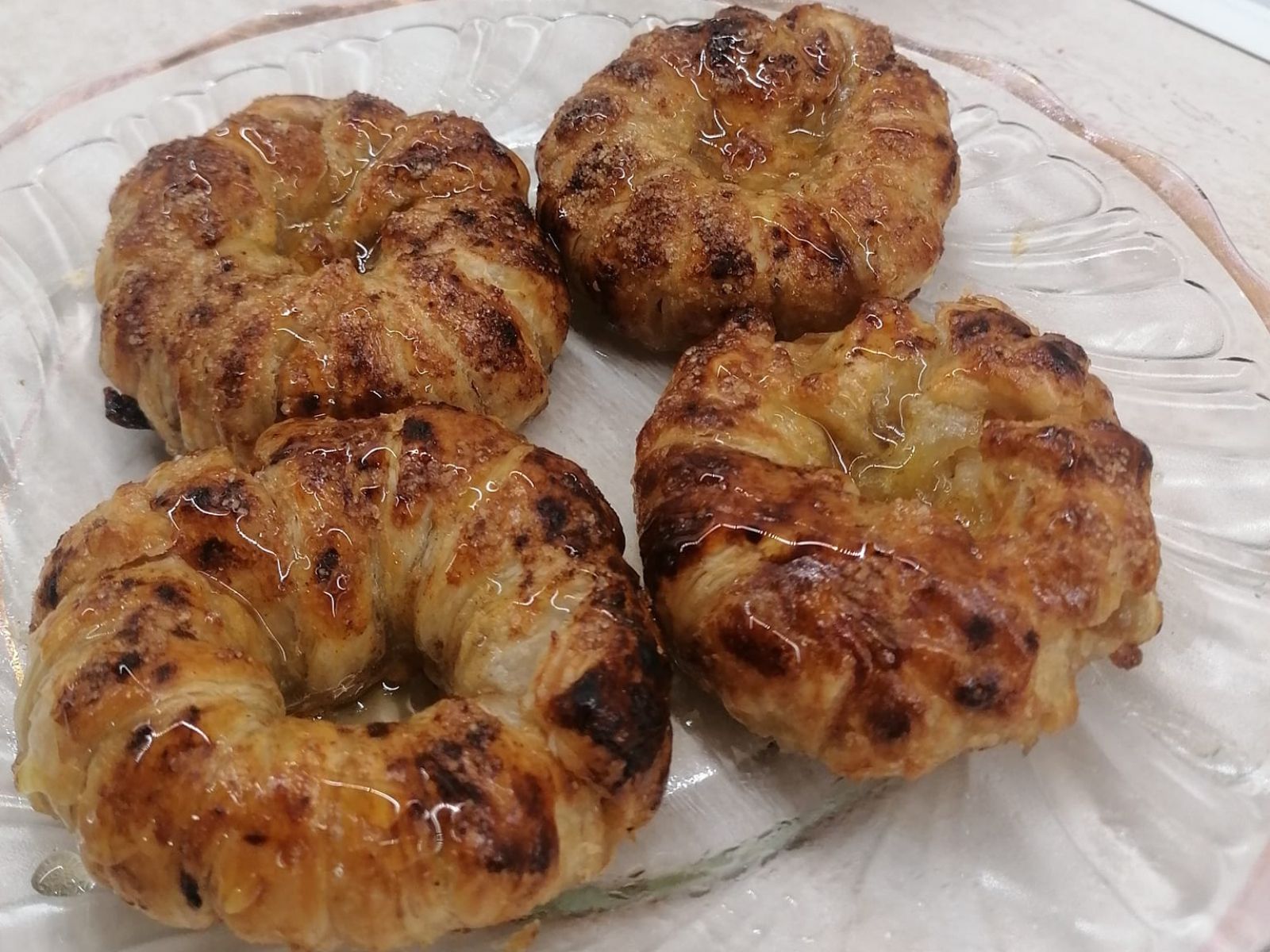 Σιροπιαστά δαχτυλίδια μήλου με σφολιάτα