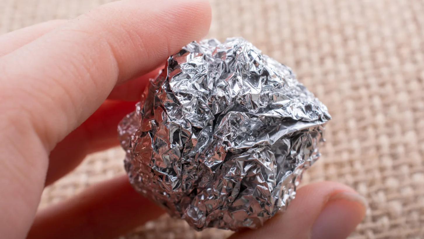 Το πιο αποτελεσματικό κόλπο με αλουμινόχαρτο για να διώξετε κατσαρίδες μυρμήγκια και κουνούπια