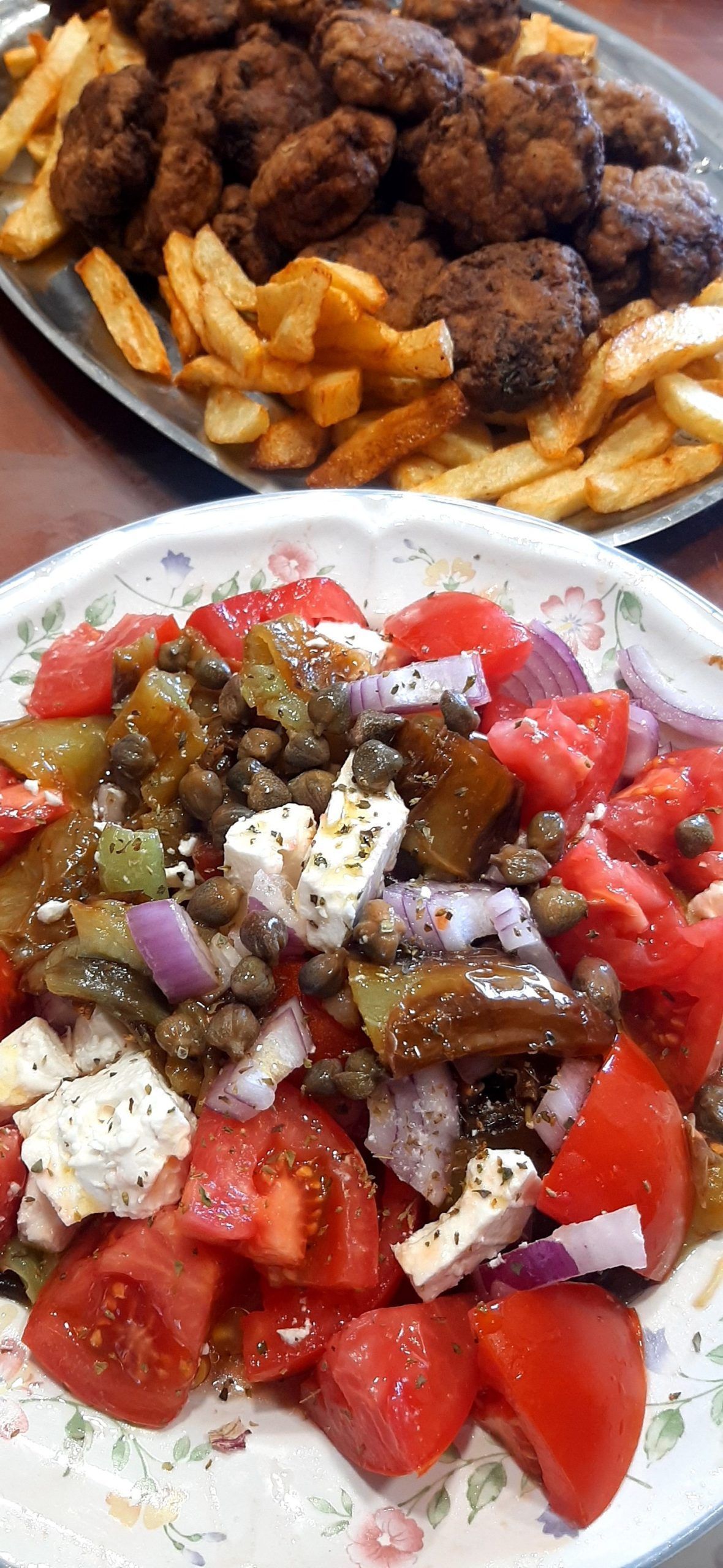 Χωριάτικη σαλάτα με τηγανιτές πιπεριές και κάπαρη