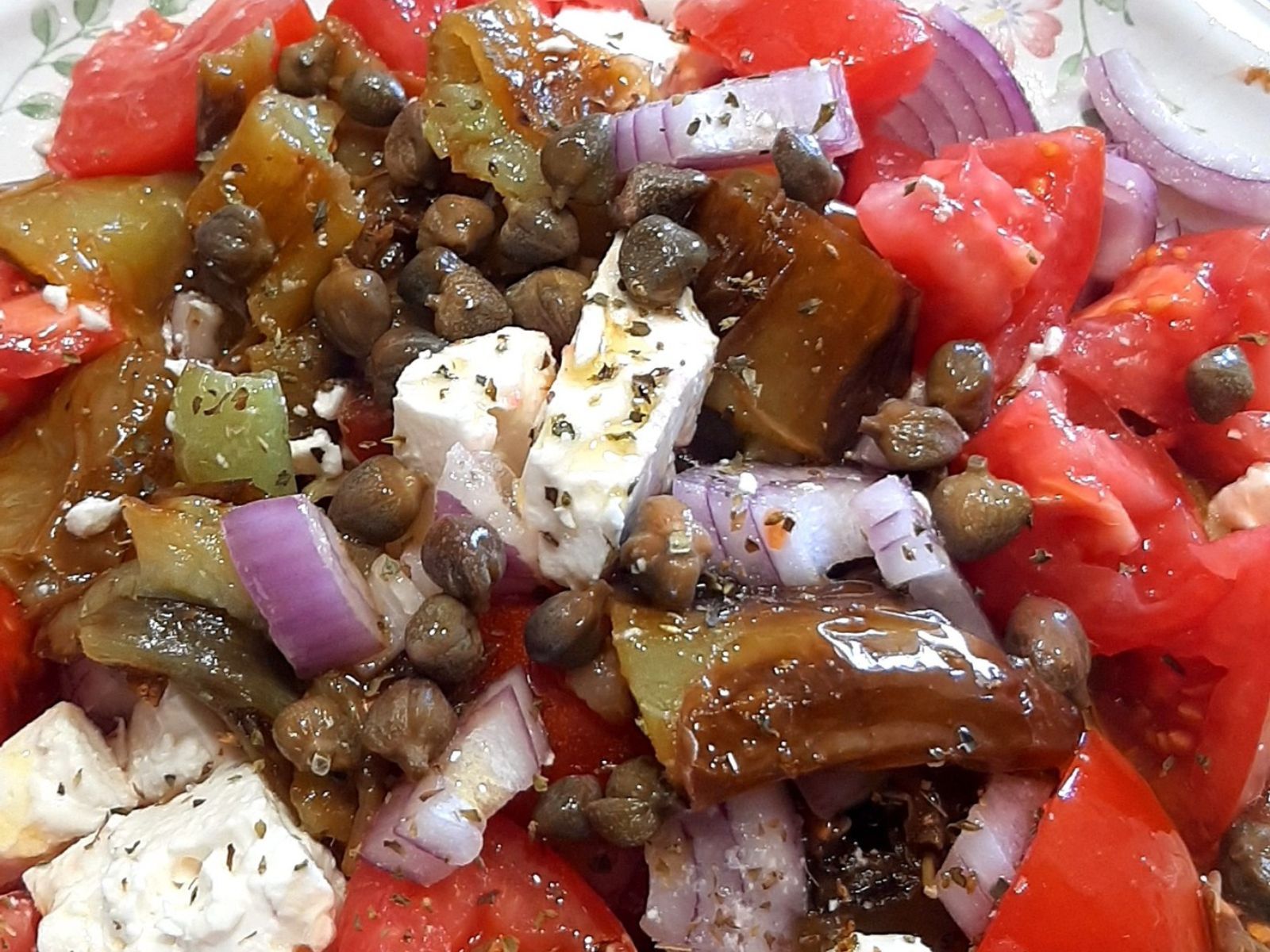 Χωριάτικη σαλάτα με τηγανιτές πιπεριές και κάπαρη