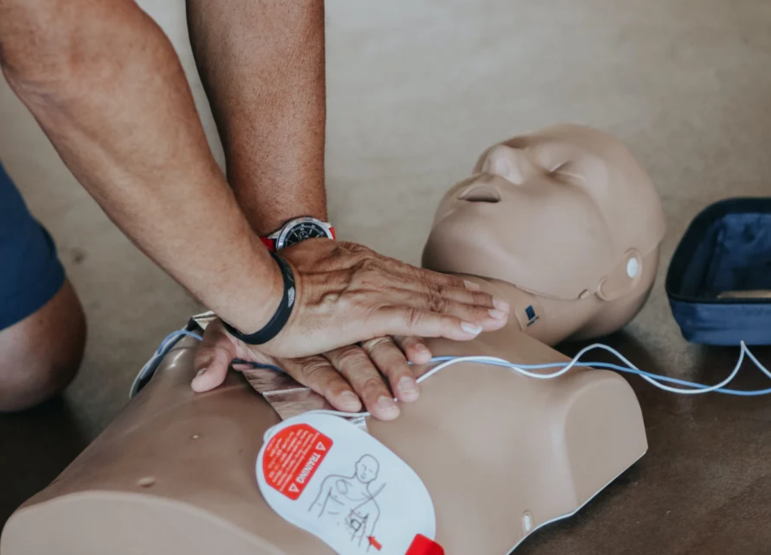 ΚΑΡΠΑ – Αναλυτικές οδηγίες για να κάνετε Πρώτες Βοήθειες σε παιδιά και βρέφη