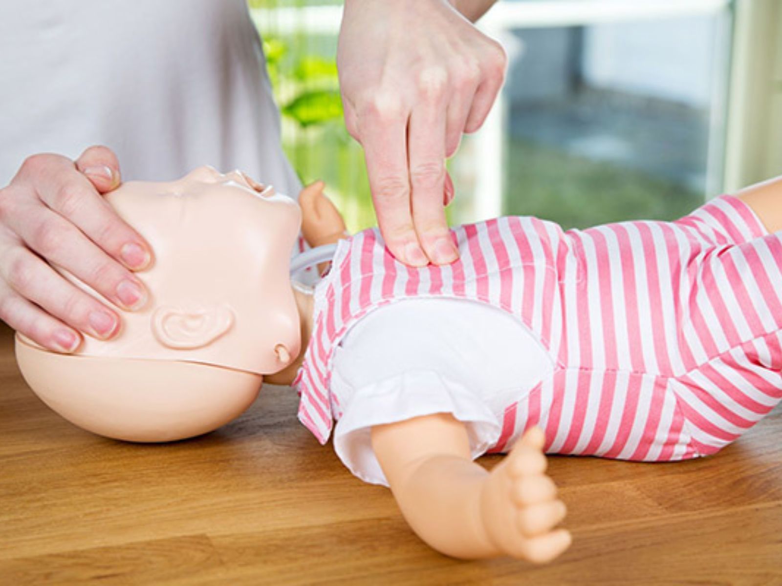 ΚΑΡΠΑ – Αναλυτικές οδηγίες για να κάνετε Πρώτες Βοήθειες σε παιδιά και βρέφη